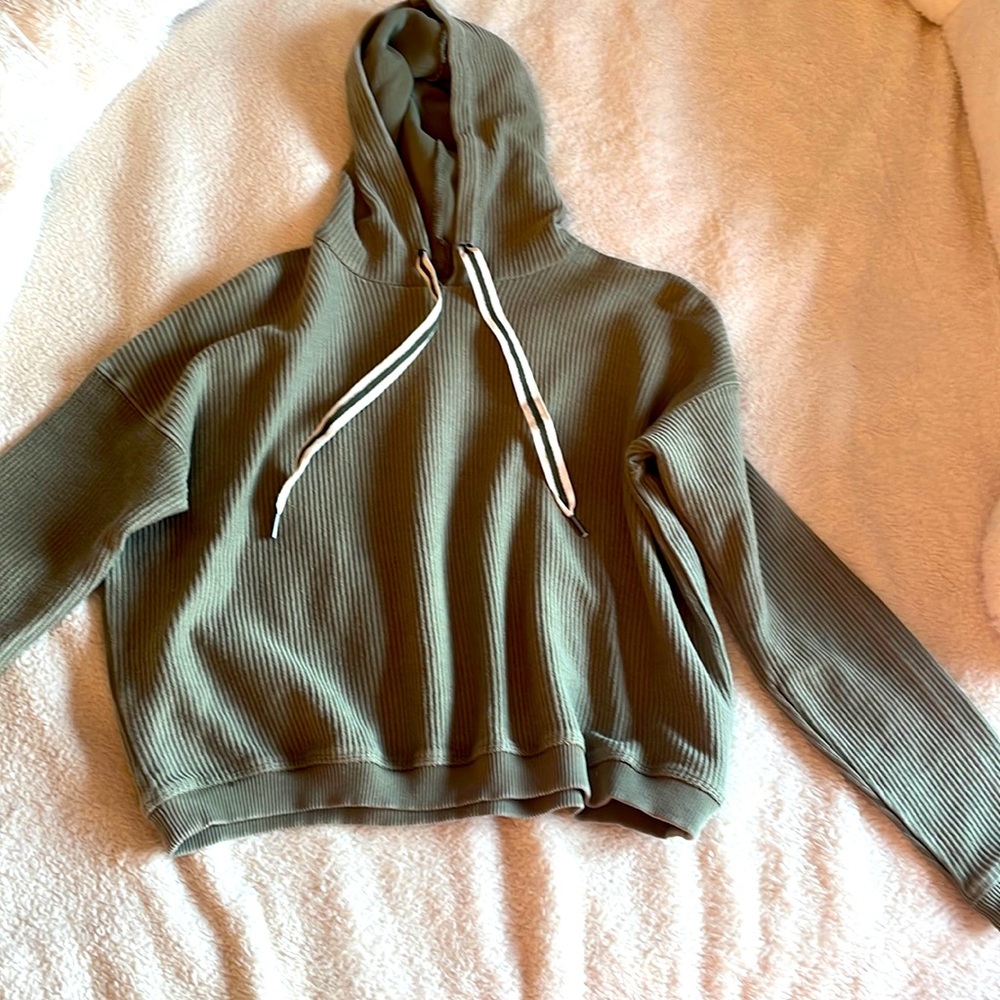 Green cropped hooded long sleeve. Xxs by aerie